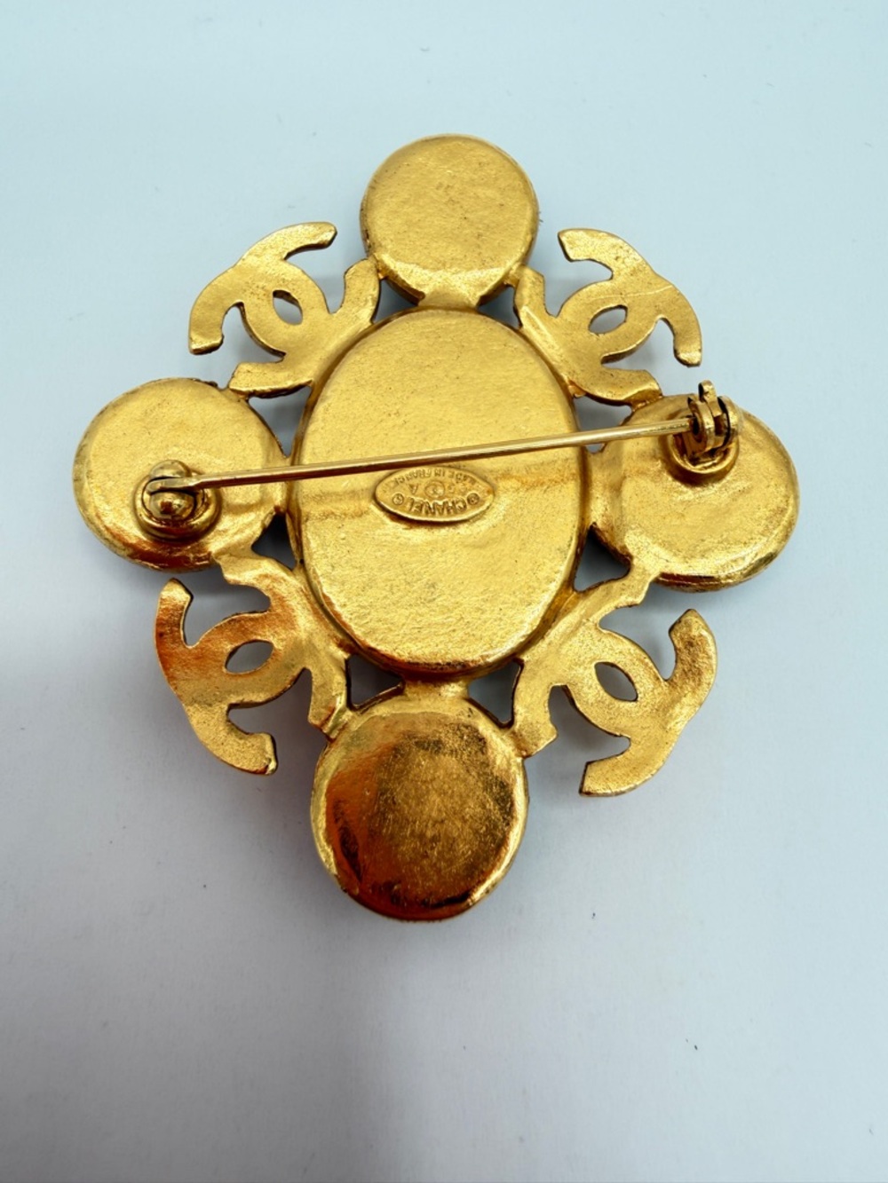 CHANEL Authentic Vintage Navy Stone Brooch with four CCs 95A 24k Gold Plated - Picture 3 of 6